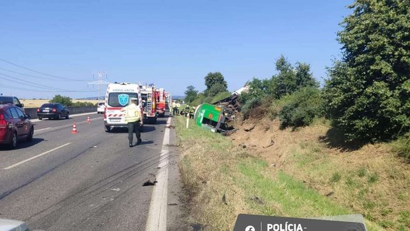 Hrozivo vyzerajúca nehoda: Na diaľnici D1 v smere do Bratislavy sa zrazili dva kamióny