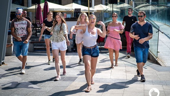 Chcete si vyskúšať zatancovať salsu, bachatu či kizombu? Na Vrakunskej promenáde sú vítaní úplne všetci