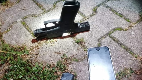 Dráma v Rusovciach: Pred jedným z domov strieľal opitý muž