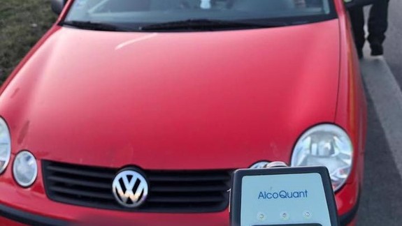 Vodič si počas jazdy doprial pivo priamo pred očami policajtov