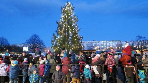 FOTO a VIDEO: Mikuláš narobil v Petržalke včera poriadny rozruch a spôsobil až davovú psychózu. Viete, kto ním bol?