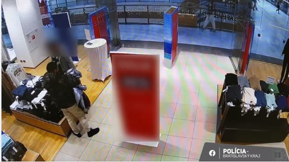 VIDEO Zlodej v Auparku: Chcel odísť z obchodu s množstvom kradnutého oblečenia, zastavil ho esbeeskár