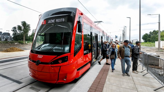 Električkové zastávky v Petržalke majú byť plne funkčné do septembra