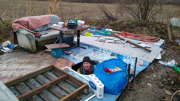 Ján bez domova: Žije uprostred poľa, paralyzovaný zimou. Dá sa to vôbec?