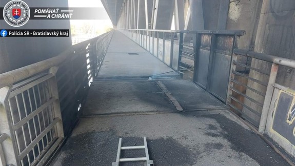 Lávku pre peších na Prístavnom moste museli uzavrieť