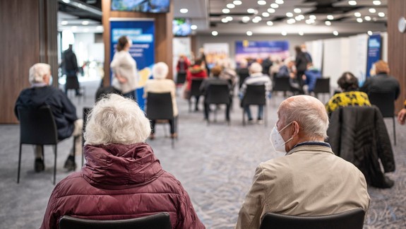 Očkovanie: Príspevok 300 eur už posielajú  seniorom. Matovič prezradil, kto ho dostane ako prvý