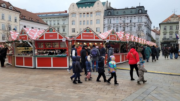 Prešli sme sa po vianočných trhoch, koľko zaplatíte za cigánsku alebo langoš?