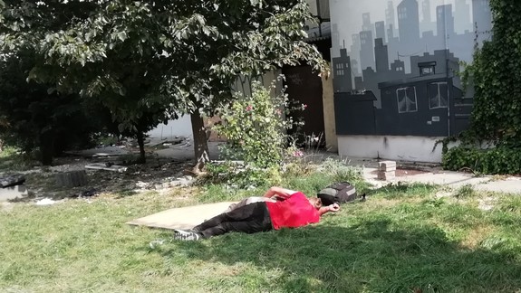 OTRASNÉ FOTO: Dvaja muži, bezdomovci, súložili priamo pred ľuďmi uprostred dňa v centre Bratislavy. To však nie je všetko