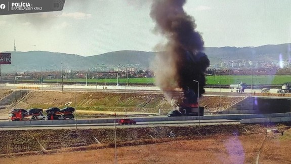 Na diaľnici D4 začalo horieť nákladné auto, premávku museli obmedziť