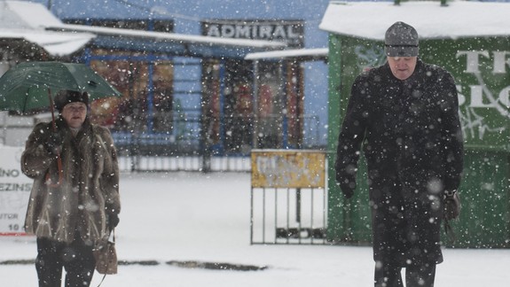 Radíme: Na zľadovatených chodníkoch hrozia pády, treba si chrániť najmä hlavu