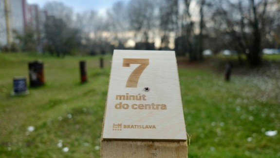 FOTO  Trasa 2. etapy električky v Petržalke je už vyznačená štítkami v teréne