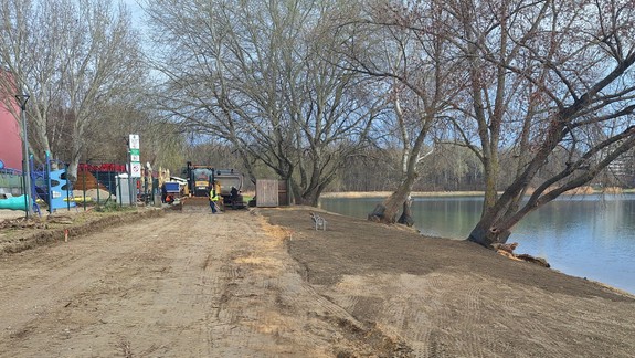 Ďalšia zmena na Draždiaku: Popri jazere budujú mlatový chodník