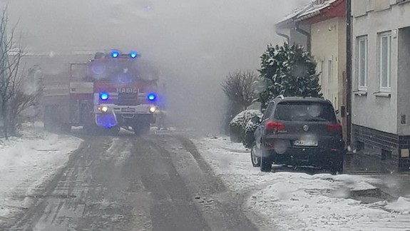 V Stupave horí osobné auto i fasáda domu