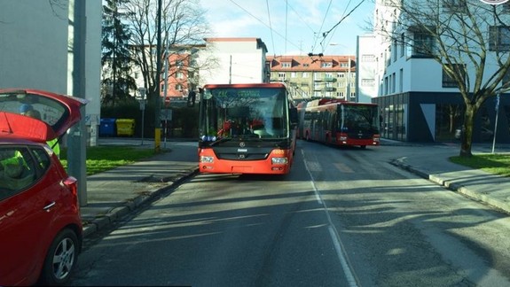 Nevideli ste túto nehodu trolejbusu? Hľadajú svedkov