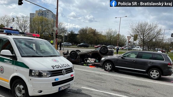 Polícia objasňuje dopravnú nehodu v bratislavskej Petržalke - auto po nej zostalo na streche!