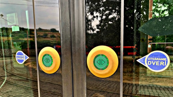 Cestujúci v MHD od pondelka nemusia otvárať dvere - urobí to za nich vodič