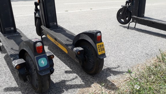 V Bratislave jazdia prvé e-kolobežky s „ešpézetkou“: Ste za, aby boli takto označené všetky?