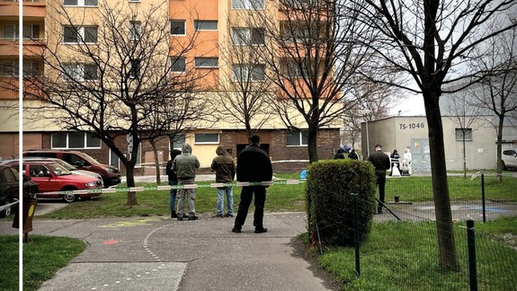 Na chodníku v Devínskej Novej Vsi ležal mŕtvy muž, na tele mal viacero bodných rán