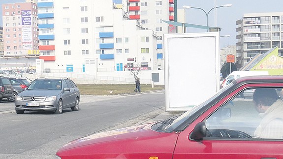 Z Bilíkovej na Trhovú vodiči nevidia, prekáža im reklama
