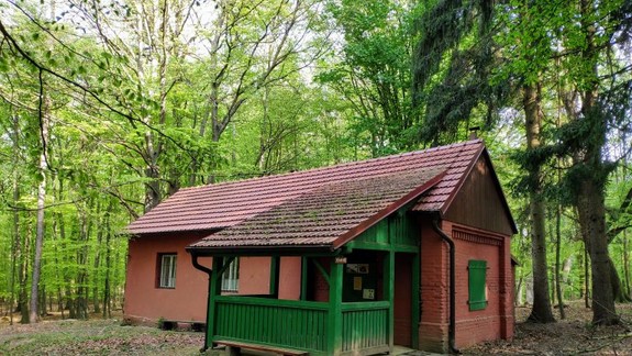 Tip na cyklovýlet: Viete, kde nájdete červený domček v strede lesa?