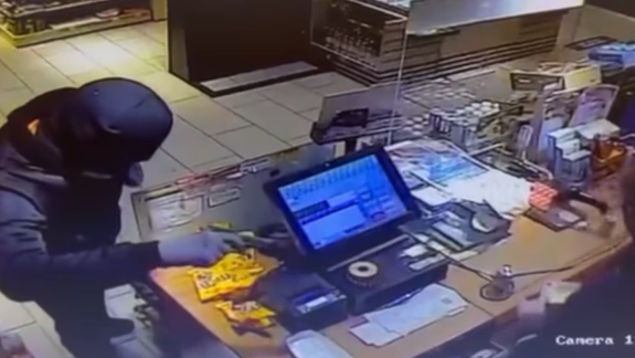 Mladík prepadol v noci čerpaciu stanicu, do hodiny mal na rukách policajné putá