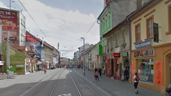 Auto ostalo stáť na koľajniciach, vodič bol v bezvedomí