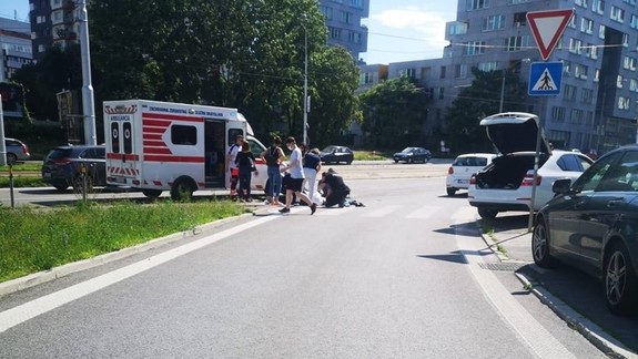 Cyklistku kúsok od Štrkovca zrazilo na priechode pre chodcov auto!
