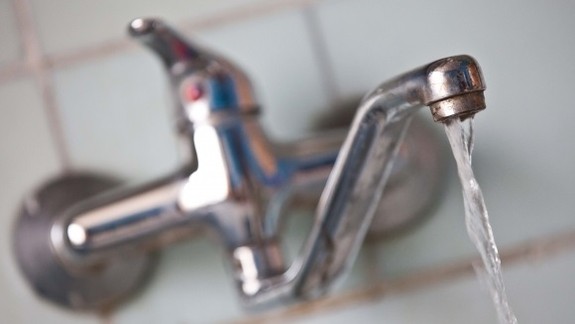 VIDEO: V Taliansku tieklo z kohútikov šumivé víno namiesto vody - uvítali by ste takúto poruchu aj v Bratislave?