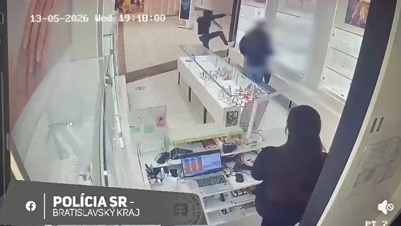 Vitrínu rozbil kopancom: Zverejnili video z krádeže šperkov v nákupnom centre