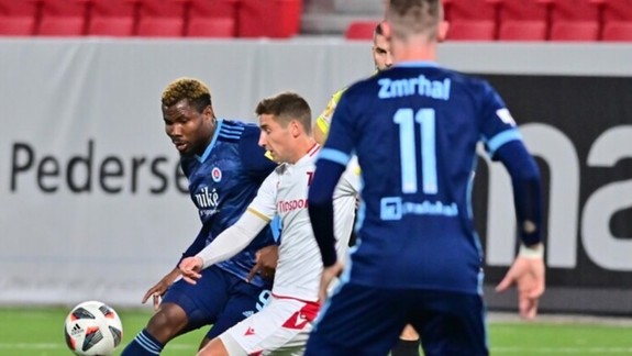 Futbalový Slovan uspel v bláznivom zápase v Trenčíne a vezie si domov tri body po víťazstve 3:2