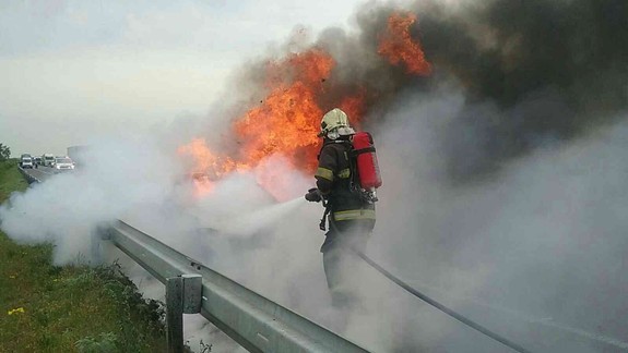 FOTO Na diaľnici D2 je v smere z Rajky do Bratislavy hasia auto, cesta je uzavretá