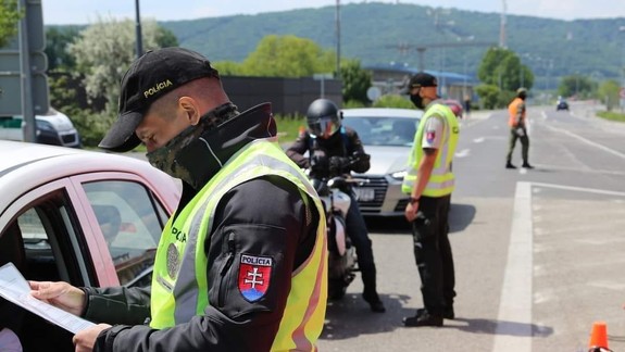Polícia na hraničných priechodoch aj naďalej pokračuje vo vykonávaní kontrol