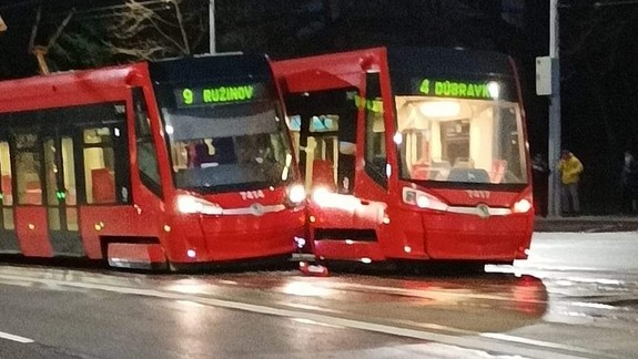 Pri tuneli sa zrazili dve električky, premávku museli prerušiť - aká bola príčina nehody?