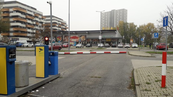 Do Petržalského parkovacieho systému mestská časť zapojila ďalšie súkromné parkovisko. Koľko zaplatíte?