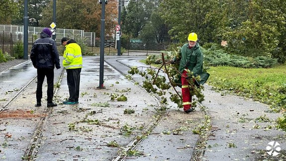 MHD: Premávka električiek je prerušená, premávajú náhradné autobusy
