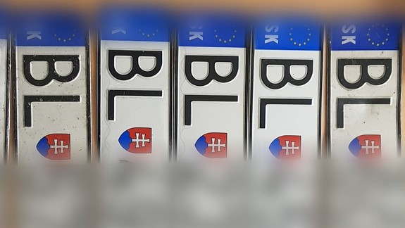 Nové doklady auta aj evidenčné čísla by sa mohli posielať aj poštou