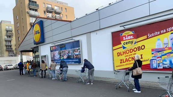 FOTO: Bratislavčania vyrazili hromadne do obchodov na veľké nákupy zásob...