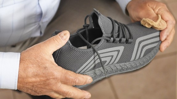 Nová výnimka: ÚVZ povolil otvorenie opravovní obuvi