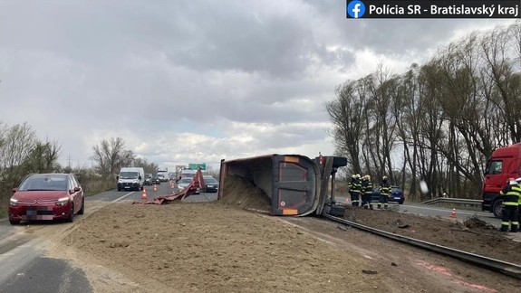 FOTO: Na diaľnici D2 sa prevrátil kamión so zeminou - prejazdný je len jeden pruh v každom smere