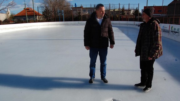 FOTO: Na ľadovej ploche vo Vajnoroch sa objavili takéto diery   – čo sa tam stalo?