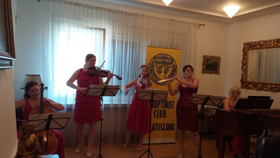 Desiatkam seniorov spríjemnili nedeľu Afroditky