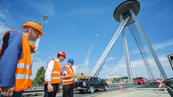Je to horšie ako predtým, sťažujú si vodiči na vynovenú vozovku na Moste SNP