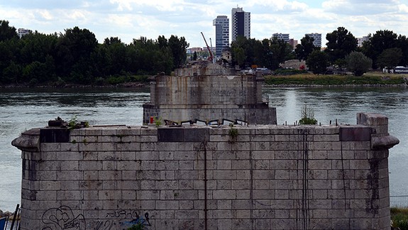 Primátor hovorí o mínach v Dunaji, výstavba mosta mešká už tri mesiace