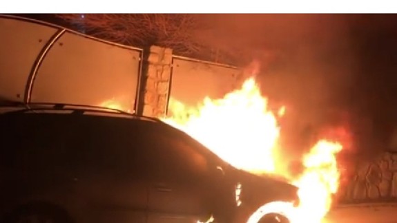 VIDEO: V Marianke starostovi podpálili  Mercedes