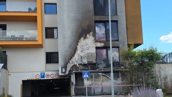 Na Frankovskej ulici horeli kontajnery, chytila sa aj fasáda domu
