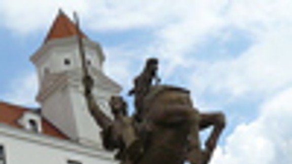 Socha kráľa Svätopluka na hrade zostane