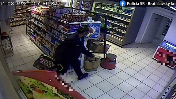 FOTO Nepoznáte tohto muža? Pomôže polícii objasniť krádež alkoholu a cigariet