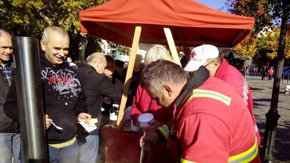 V Starom Meste sa dnes zídu vodníci a bude variť rybacia polievka