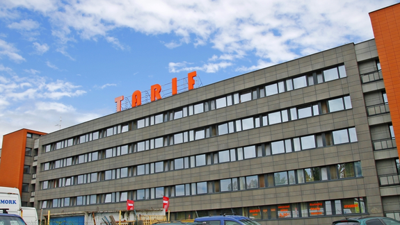 Z okna ubytovne na Starej Vajnorskej vypadlo dieťa - lekári bojujú o jeho život!