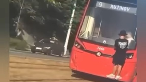 Hazard so životom: Polícia pátra po identite tohto chlapca